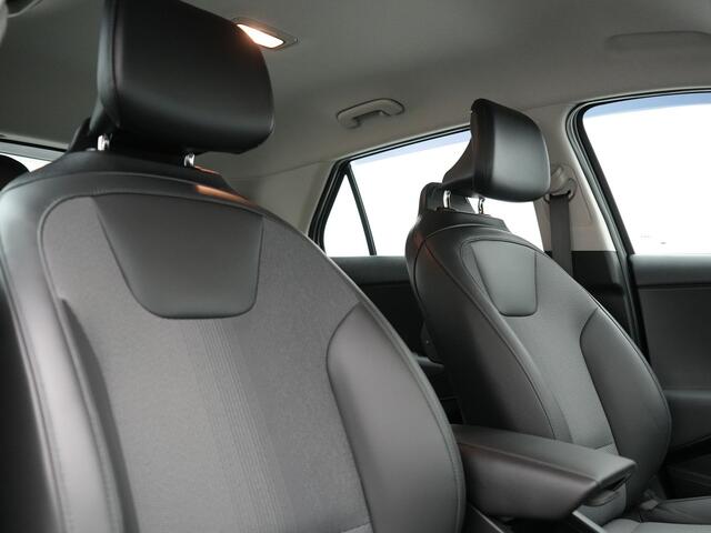 KIA Niro 1.6 GDi DynamicLine PHEV 182pk Dealer O.H. | Trekhaak Afn. | Adaptive Cruise | Camera | Sportstoelen & Stuur Verwarmd | Keyless | Blis | Apple Carplay | Sfeerverlichting | Navigatie | Virtual | DAB | Plug In Hybrid |