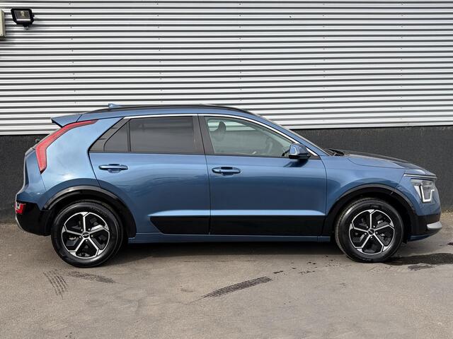 KIA Niro 1.6 GDi Hybrid DynamicPlusLine Schuif-/kanteldak, Trekhaak, Dodehoek detectie, Nieuw geleverd, Parkeersensoren v&a, Stoel- & stuurwiel verwarming, Navigatie, Apple CarPlay/Android Auto, Achteruitrij camera