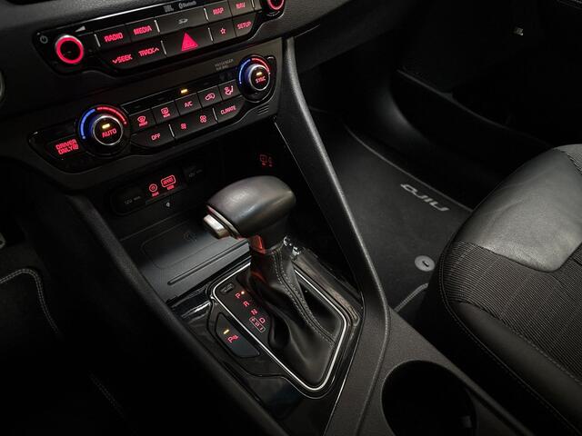 KIA Niro 1.6 GDi Hybrid ExecutiveLine Automaat (APPLE CARPLAY, NAVIGATIE, STUUR/STOELVERWARMING, LEDER, CAMERA, SPORTSTOELEN, GETINT GLAS, KEYLESS, NIEUWSTAAT)
