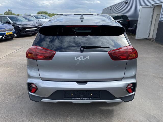 KIA Niro 1.6 GDi Hybrid DynamicLine Plus Navigatie, Achteruitrijcamera, Smart Key, Privacy glass, 18" LMV, Parkeersensoren voor + achter