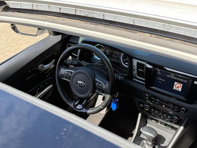KIA Niro 1.6 GDi Hybrid Edition / Automaat / NL-Auto / Schuif-Kanteldak / Stuur-/Stoelverwarming / Cruise-Control / Apple-Carplay & Android-Auto / Trekhaak / Radio-Bluetooth / Navi / Camera / PDC-Achter / 18'' LMV / ENZ.
