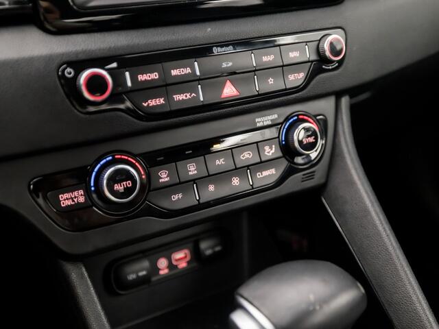 KIA Niro 1.6 GDi Hybrid DynamicLine Automaat (APPLE CARPLAY, NAVIGATIE, CAMERA, LEDER, SPORTSTOELEN, CRUISE, LANE ASSIST, NIEUWSTAAT)