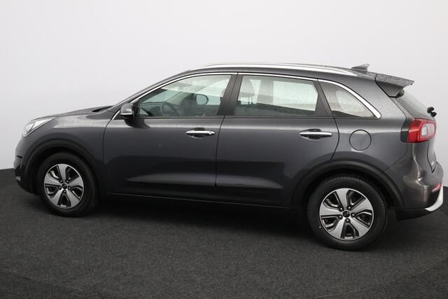 KIA Niro 1.6 GDi Hybrid DynamicLine/ 16'' LMV/ Apple + Android/ Lane-Assist./ Half-Leder/ Navi/ Clima/ Cruise/ Bluetooth/ Armsteun/ Multi. LEDER. Stuur/ PDC/ Chroom/ LED Dagrijverl.