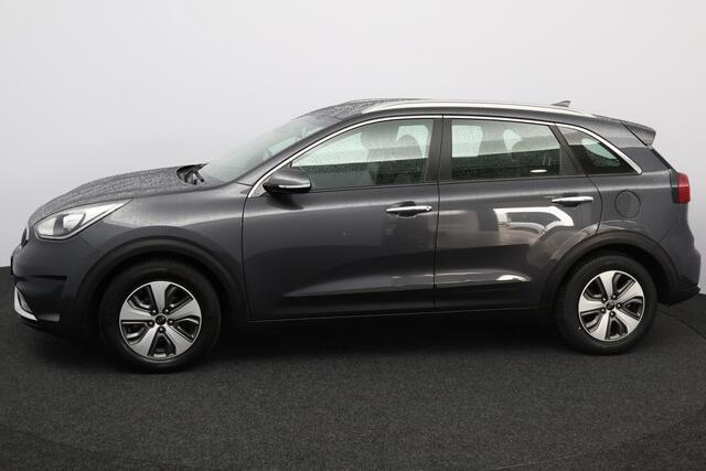 KIA Niro 1.6 GDi Hybrid DynamicLine/ 16'' LMV/ Apple + Android/ Lane-Assist./ Half-Leder/ Navi/ Clima/ Cruise/ Bluetooth/ Armsteun/ Multi. LEDER. Stuur/ PDC/ Chroom/ LED Dagrijverl.