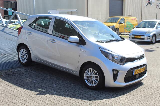 KIA PICANTO 1.0 DPi DynamicLine Airco/Cruise control/Apple carplay/Achteruitrijcamera/Bluetooth/Spraakbediening/Multifunctioneel stuurwiel/Lichtmetalen velgen/Elektrische ramen/Elektrisch verstelbare spiegels.