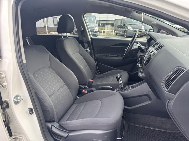 KIA RIO 1.4 CVVT ExecutiveLine Camera Bluetooth Navi Pdc