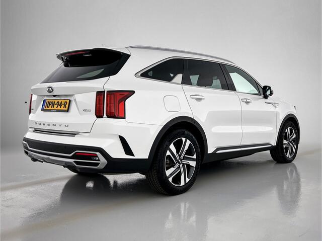 KIA SORENTO 1.6 T-GDI Plug-in Hybrid 4WD ExecutiveLine 7p. Op afspraak beschikbaar, interesse in deze mooie auto? Neem vooraf contact op met Kia Breda!