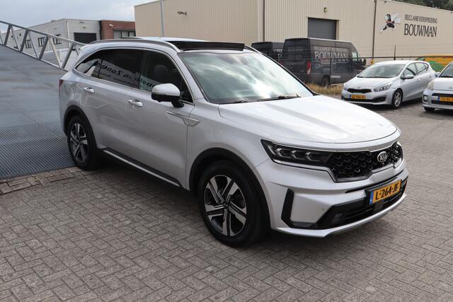 KIA SORENTO 1.6 T-GDI Plug-in Hybrid 4WD ExecutiveLine 7p. NL auto/1e eigenaar/Dealeronderhouden/Panoramadak/Apple carplay/Stoelventilatie/Stoelverwarming voor en achter/Lane assist/360 graden camera/Bose audio/Elektrische bestuurders stoel met geheugen/19 inch LM