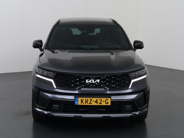 KIA SORENTO 1.6 T-GDI Plug-in Hybrid 4WD ExecutiveLine 7p. | Black Edition | Panoramadak | Stoelverwarming voor + achter | Ele. verstelbare stoelen + Geheugen | Navigatie | 360 Camera | DAB | Apple CarPlay/Android Auto | Stoelkoeling | Adaptieve Cruise Control |