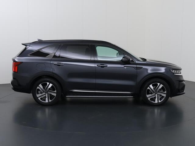 KIA SORENTO 1.6 T-GDI Plug-in Hybrid 4WD ExecutiveLine 7p. | Black Edition | Panoramadak | Stoelverwarming voor + achter | Ele. verstelbare stoelen + Geheugen | Navigatie | 360 Camera | DAB | Apple CarPlay/Android Auto | Stoelkoeling | Adaptieve Cruise Control |