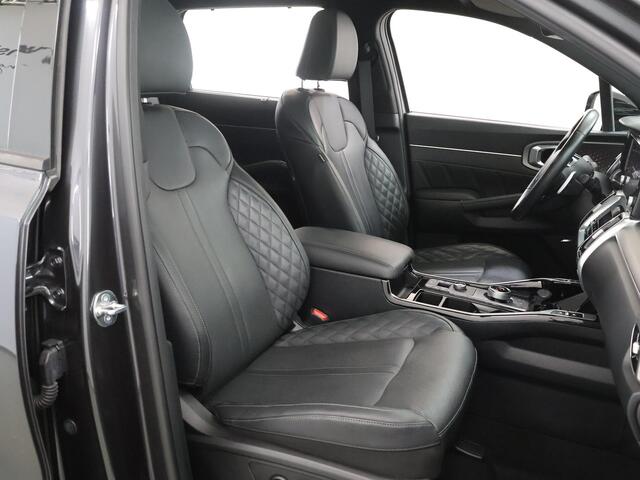 KIA SORENTO 1.6 T-GDI Plug-in Hybrid 4WD ExecutiveLine 7p. | Black Edition | Panoramadak | Stoelverwarming voor + achter | Ele. verstelbare stoelen + Geheugen | Navigatie | 360 Camera | DAB | Apple CarPlay/Android Auto | Stoelkoeling | Adaptieve Cruise Control |