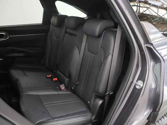 KIA SORENTO 1.6 T-GDI Plug-in Hybrid 4WD ExecutiveLine 7p. | Black Edition | Panoramadak | Stoelverwarming voor + achter | Ele. verstelbare stoelen + Geheugen | Navigatie | 360 Camera | DAB | Apple CarPlay/Android Auto | Stoelkoeling | Adaptieve Cruise Control |