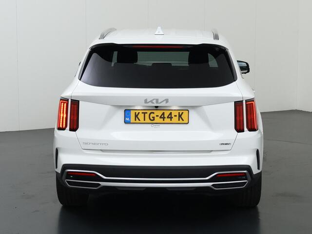 KIA SORENTO 1.6 T-GDI Plug-in Hybrid 4WD DynamicPlusLine 7p. | Navigatie | Lederen Interieur | Stoelverwarming voor + achter | 360 Camera | DAB | Apple CarPlay/Android Auto | Stuurverwarming | Adaptieve Cruise Control | Ele.kofferdeksel | BLIS | Bose Audio | Trekhaak |