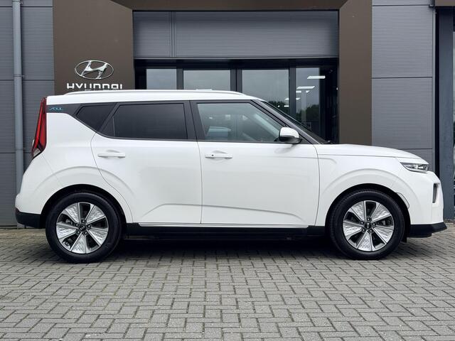 KIA SOUL e-Soul DynamicPlusLine 39.2 kWh / 276 KM WLTP / SOH 100% / Stoel- & Stuurverwarming / Achteruitrijcamera / Navigatie / LED Verlichting / 1 Fase /