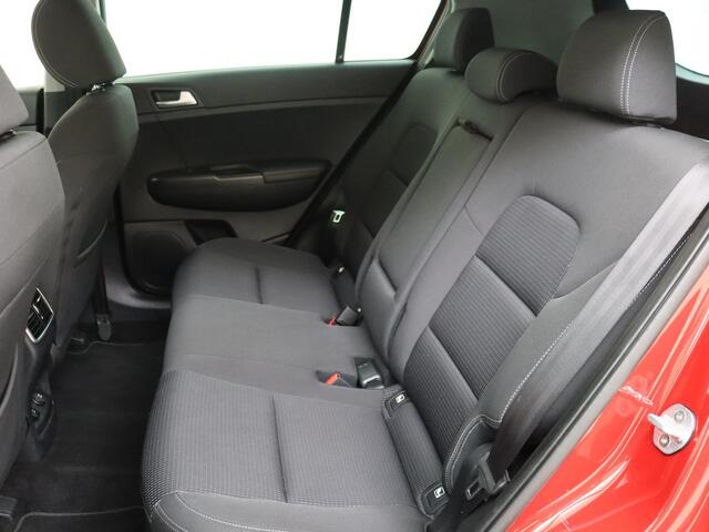 KIA SPORTAGE 1.6 GDI 132Pk First Edition | Navigatie | Climate Control | Achteruitrijcamera | Parkeersensoren Achter | Privacy Glass | Trekhaak | Cruise Control & Snelheidsbegrenzer |