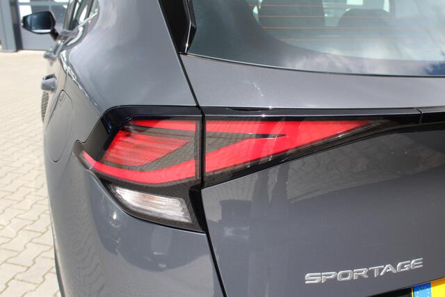 KIA SPORTAGE 1.6 T-GDi MHEV DynamicLine| Incl. 12 maanden garantie | Trekhaak | Achteruitrij camera | Apple carplay/Android auto | Cruise control | Airco | Parkeersensoren voor/achter | Navigatie | Lichtmetalen velgen | DAB