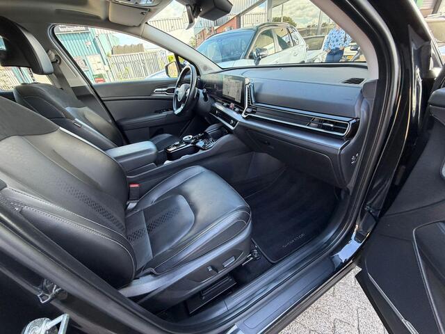 KIA SPORTAGE 1.6 T-GDi Hybrid DynamicPlusLine TREK GEWICHT 1650 KG | LEDER | AWD | 360 GRADEN CAMERA | HARMAN/KARDON | ELEKTRISCH VERSTELBARE STOELEN | STOELVERWARMING | STUURVERWARMING | STOELKOELING | PANORAMADAK | NAVIGATIE | LED | DODEHOEK DETECTIE | APPLE CARPLAY / ANDROID AUTO | ADAPTIEVE CRUISECONTROL | FABRIEK GARANTIE 7 JAAR |