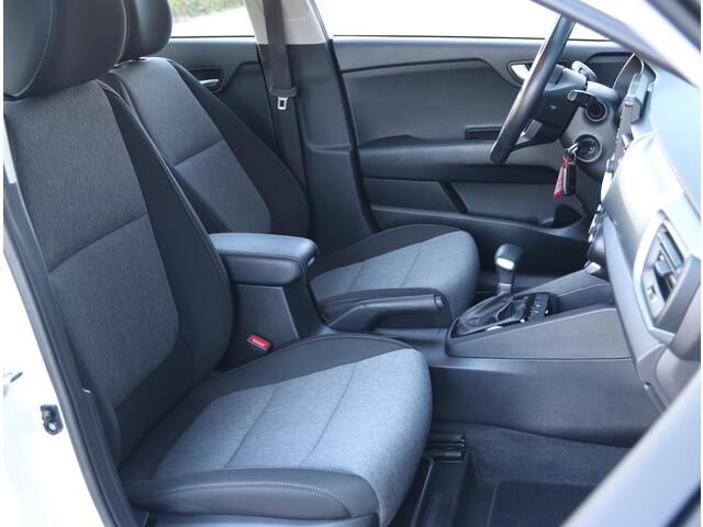 KIA Stonic 1.0 120PK T-GDi DynamicLine | Navigatie | Camera | Parkeersensoren Achter | LED Dagrijverlichting | Climate Control | Cruise Control | 17" Lichtmetalen Velgen | Apple Carplay/Android Auto |