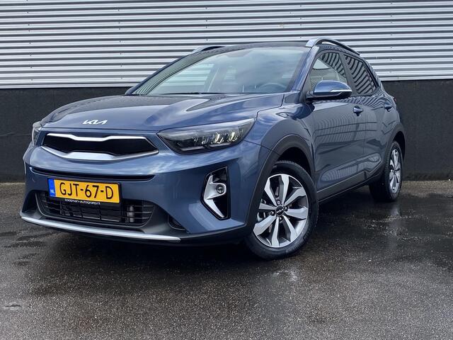 KIA Stonic 1.0 T-GDi MHEV DynamicPlusLine Stoel- & stuurverwarming, Nieuw geleverd, NL-auto, navigatie, Apple CarPlay/Android Auto, camera, keyless, cruise control, zeer lage km stand!
