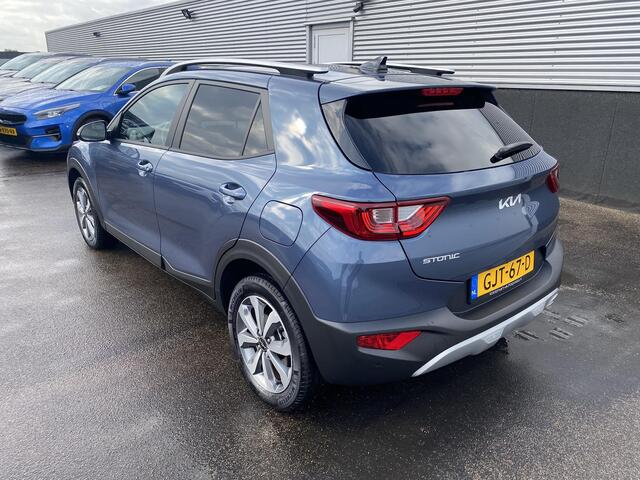 KIA Stonic 1.0 T-GDi MHEV DynamicPlusLine Stoel- & stuurverwarming, Nieuw geleverd, NL-auto, navigatie, Apple CarPlay/Android Auto, camera, keyless, cruise control, zeer lage km stand!