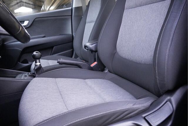KIA Stonic 1.2 MPi ComfortPlusLine BJ2018 Lmv 15" | Led | Pdc | Navi | Achteruitrijcamera | App-Connect | Airco | Cruise control | Getint glas