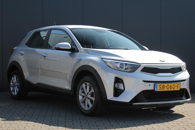 KIA Stonic 1.2 MPi ComfortPlusLine Navigator | incl. 12 maanden garantie | Navigatie | Achteruitrijcamera | Cruise control | Airco | Lichtmetalen velgen | DAB+ radio | Isofix | Parkeersensoren voor en achter |