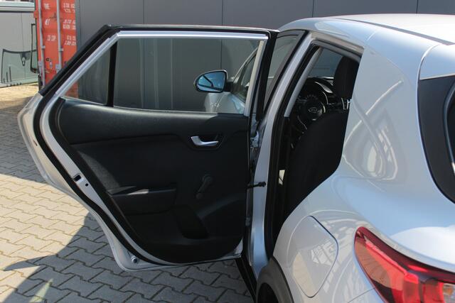 KIA Stonic 1.2 MPi ComfortPlusLine Navigator | incl. 12 maanden garantie | Navigatie | Achteruitrijcamera | Cruise control | Airco | Lichtmetalen velgen | DAB+ radio | Isofix | Parkeersensoren voor en achter |