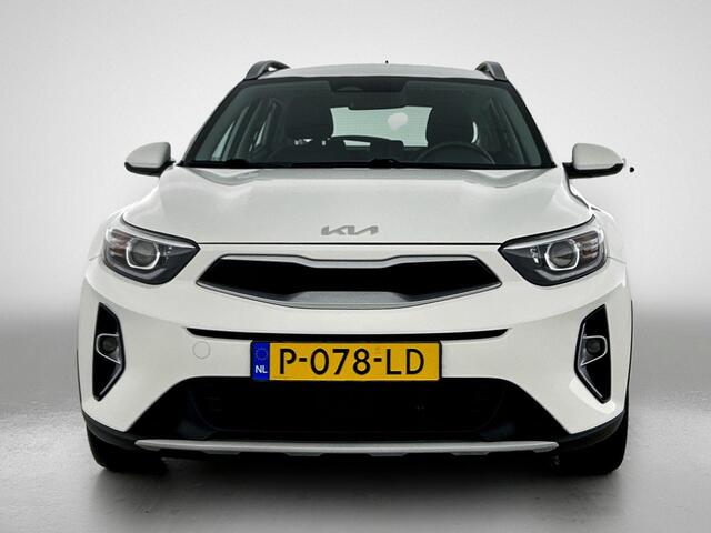 KIA Stonic 1.0 MHEV DynamicLine 100PK | 1ste eigenaar | Navigatie | Climate Control | Cruise Control | Achteruitrijcamera | Parkeersensoren Achter | LED | 15" Lichtmetalen Velgen | DAB Ontvanger | Apple Carplay/Android Auto |