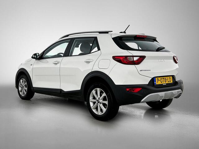 KIA Stonic 1.0 MHEV DynamicLine 100PK | 1ste eigenaar | Navigatie | Climate Control | Cruise Control | Achteruitrijcamera | Parkeersensoren Achter | LED | 15" Lichtmetalen Velgen | DAB Ontvanger | Apple Carplay/Android Auto |