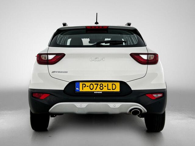 KIA Stonic 1.0 MHEV DynamicLine 100PK | 1ste eigenaar | Navigatie | Climate Control | Cruise Control | Achteruitrijcamera | Parkeersensoren Achter | LED | 15" Lichtmetalen Velgen | DAB Ontvanger | Apple Carplay/Android Auto |