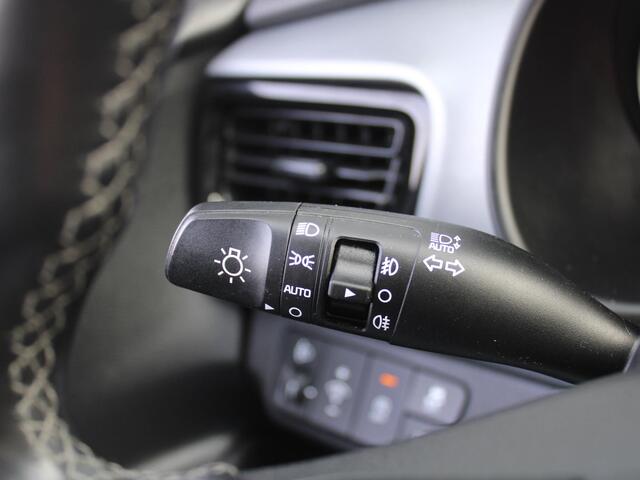 KIA Stonic 1.0 T-GDi MHEV DynamicLine | Stoelverwarming | Camera | Parkeersensor v+a | Clima | Navi | Apple Carplay/Android Auto | 15" LM | Cruise |