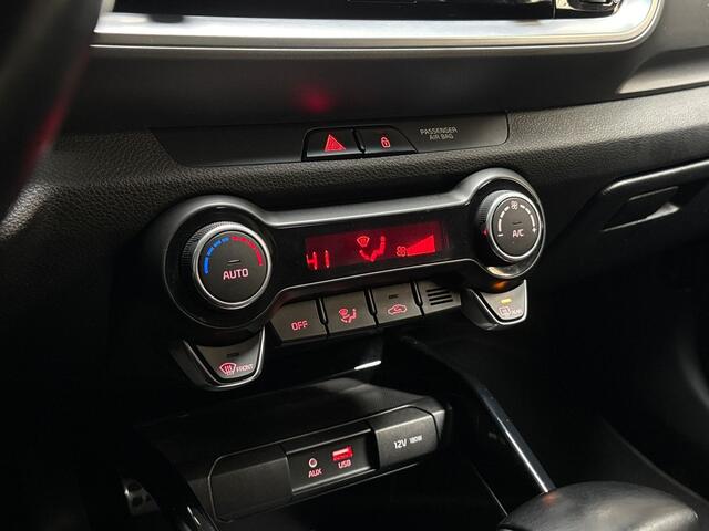 KIA Stonic 1.0 T-GDi Executive Sport Automaat (APPLE CARPLAY, NAVIGATIE, LEDER, KEYLESS, STUUR/STOELVERWARMING, LM VELGEN, SPORTSTOELEN, CAMERA, TREKHAAK, NIEUWSTAAT)