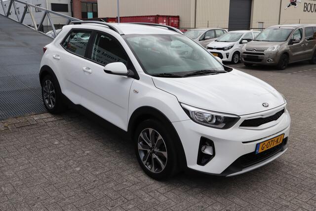 KIA Stonic 1.0 T-GDi DynamicLine Achteruitrijcamera/Apple carplay/Navigatie/Cruise control/DAB/Airco 2E PINKSTERDAG GEOPEND VAN 12:00 TOT 17:00 (ROTTERDAM&HELLEVOETSLUIS)