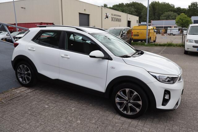 KIA Stonic 1.0 T-GDi DynamicLine Achteruitrijcamera/Apple carplay/Navigatie/Cruise control/DAB/Airco 2E PINKSTERDAG GEOPEND VAN 12:00 TOT 17:00 (ROTTERDAM&HELLEVOETSLUIS)