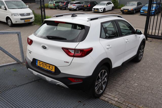 KIA Stonic 1.0 T-GDi DynamicLine Achteruitrijcamera/Apple carplay/Navigatie/Cruise control/DAB/Airco 2E PINKSTERDAG GEOPEND VAN 12:00 TOT 17:00 (ROTTERDAM&HELLEVOETSLUIS)