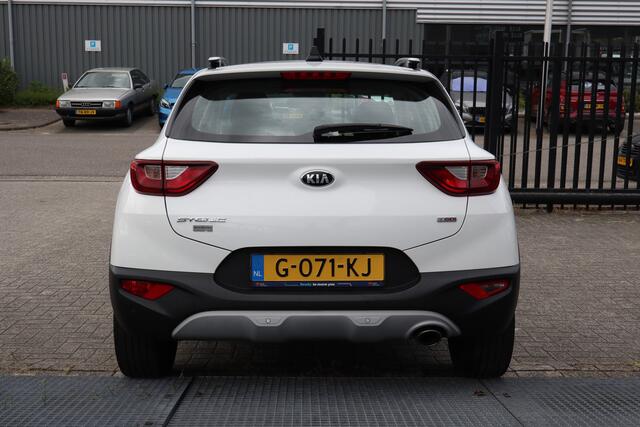 KIA Stonic 1.0 T-GDi DynamicLine Achteruitrijcamera/Apple carplay/Navigatie/Cruise control/DAB/Airco 2E PINKSTERDAG GEOPEND VAN 12:00 TOT 17:00 (ROTTERDAM&HELLEVOETSLUIS)
