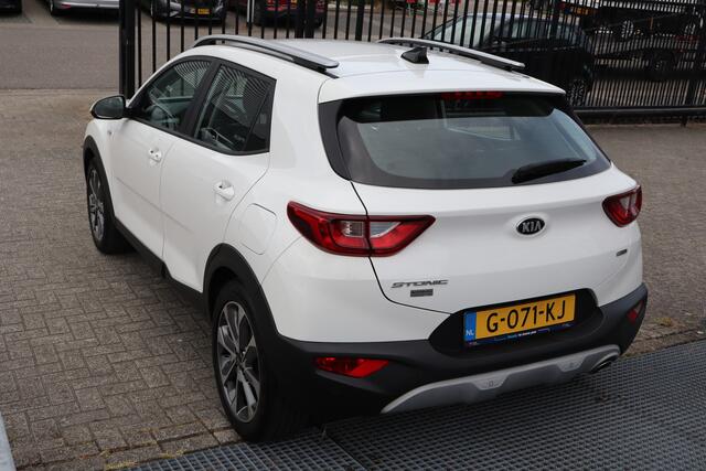 KIA Stonic 1.0 T-GDi DynamicLine Achteruitrijcamera/Apple carplay/Navigatie/Cruise control/DAB/Airco 2E PINKSTERDAG GEOPEND VAN 12:00 TOT 17:00 (ROTTERDAM&HELLEVOETSLUIS)