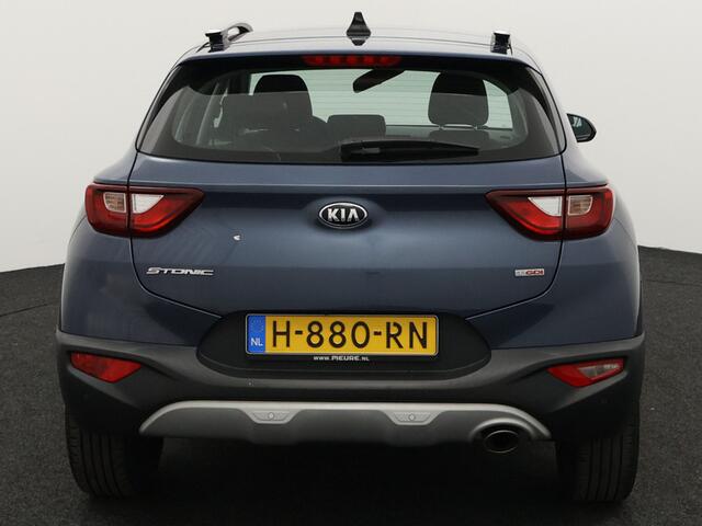 KIA Stonic 1.0 T-GDi DynamicLine Apple Carplay/Android Auto, Achteruitrijcamera, Cruise control, Parkeersensor achter, stuur multifunctioneel Een stijlvol design met een luxe uitstraling en een verrassend ruim interieur. Dankzij de efficiënte turbomotor en het hoge 