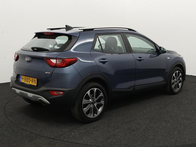 KIA Stonic 1.0 T-GDi DynamicLine Apple Carplay/Android Auto, Achteruitrijcamera, Cruise control, Parkeersensor achter, stuur multifunctioneel Een stijlvol design met een luxe uitstraling en een verrassend ruim interieur. Dankzij de efficiënte turbomotor en het hoge 