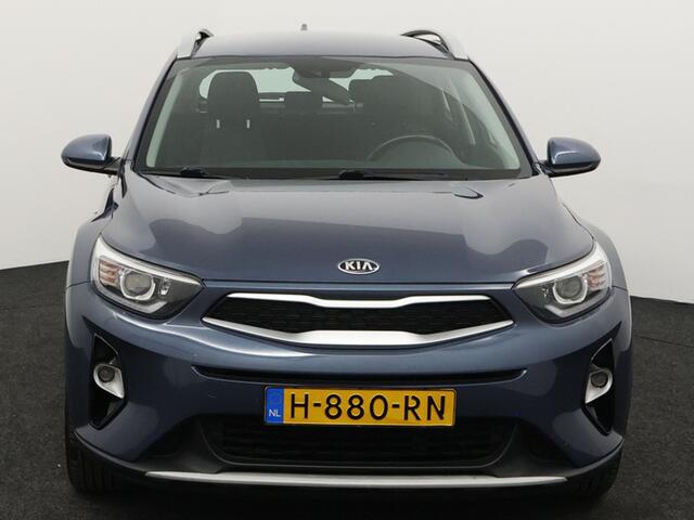 KIA Stonic 1.0 T-GDi DynamicLine Apple Carplay/Android Auto, Achteruitrijcamera, Cruise control, Parkeersensor achter, stuur multifunctioneel Een stijlvol design met een luxe uitstraling en een verrassend ruim interieur. Dankzij de efficiënte turbomotor en het hoge 