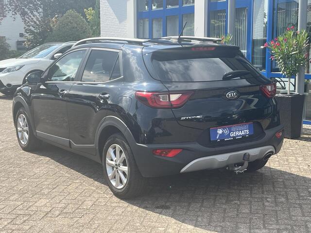 KIA Stonic 1.2 MPi ComfortLine Stoel/stuurverwarming, Parkeersensoren achter, Trekhaak, Bluetooth voorbereiding.