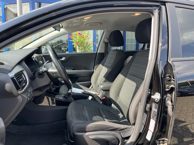 KIA Stonic 1.2 MPi ComfortLine Stoel/stuurverwarming, Parkeersensoren achter, Trekhaak, Bluetooth voorbereiding.