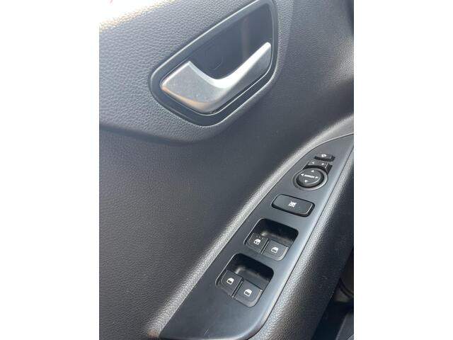 KIA Stonic 1.2 MPi ComfortLine Stoel/stuurverwarming, Parkeersensoren achter, Trekhaak, Bluetooth voorbereiding.