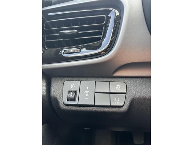KIA Stonic 1.2 MPi ComfortLine Stoel/stuurverwarming, Parkeersensoren achter, Trekhaak, Bluetooth voorbereiding.