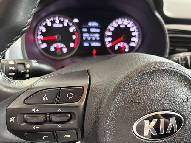 KIA Stonic 1.0 T-GDi DynamicPlusLine Achteruitrijcamera - Airco - Parkeersensor achter - Navigatie - Cruise control - Dakrails - keyless entry and start - Elektrische ramen - Radio - Mistlampen - Bluetooth - Licht metalen velgen Start/stop systeem - Elektrische rame