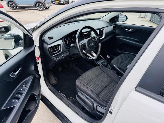 KIA Stonic 1.0 T-GDi DynamicLine 120pk 6sp. NW geleverd & Onderhouden | Trekhaak | Privacyglass | Keyless