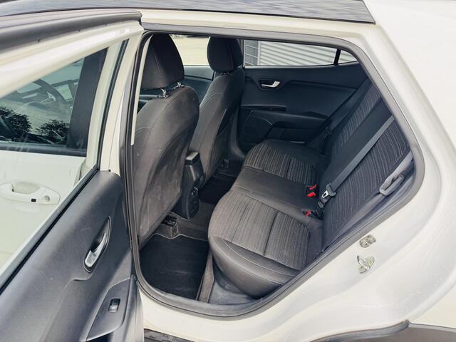 KIA Stonic 1.0 T-GDi DynamicLine 120pk 6sp. NW geleverd & Onderhouden | Trekhaak | Privacyglass | Keyless