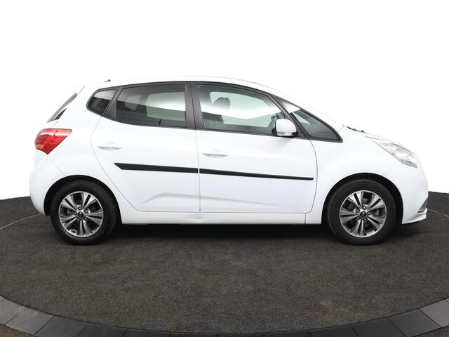 KIA VENGA 1.6 CVVT Summer Edition 125 PK | Automaat | Camera | Climate control | Trekhaak | Cruise control | Panoramisch schuif-/kanteldak