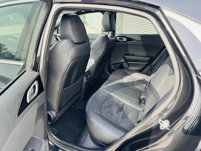 KIA Xceed 1.5 T-GDI MHEV Black Edition NL-Dealerauto | Keyless | Privacyglass | Stoel&Stuurverw.