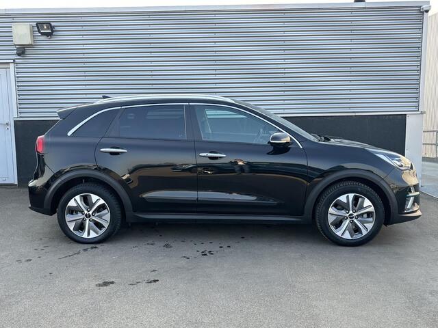 KIA e-Niro DynamicPlusLine 64 kWh Navigatie, Trekhaak, Stoel- & Stuurwielverwarming, Parkeersensoren voor + achter, Nieuw geleverd, 1e eign. Dealeronderhouden, Privacy glass, Smart Key